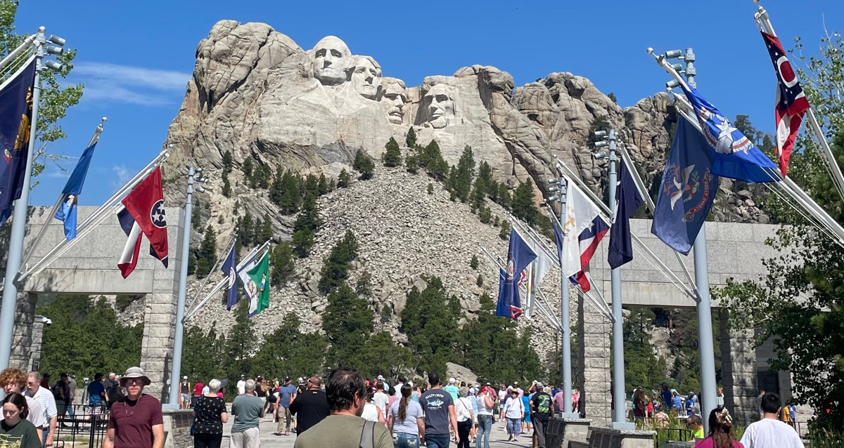 Mount Rushmore National Monument/Ave. of the Flags